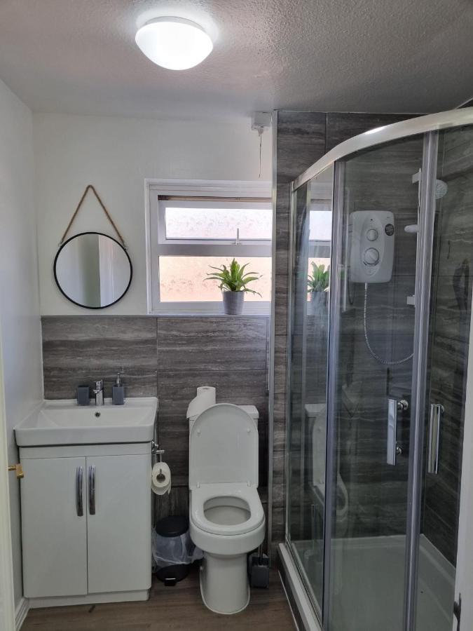Centrally Located W/ Free Parking & Smart Tv Leeds  Exterior photo