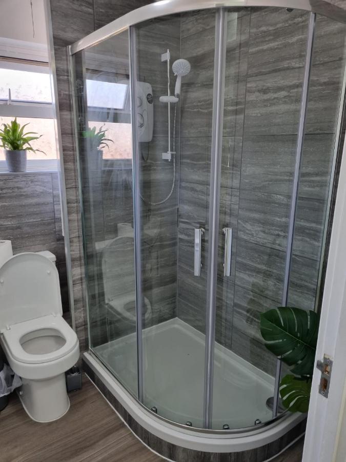 Centrally Located W/ Free Parking & Smart Tv Leeds  Exterior photo